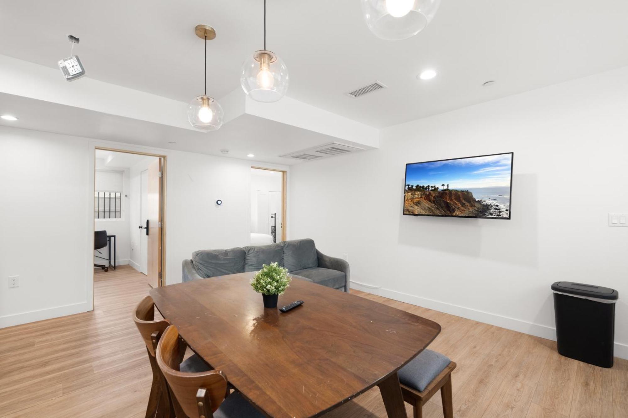 Charming Urban Retreat Near Usc In La- Private Room With Share Living Room With Kitchen - Los Angeles — Photos 3