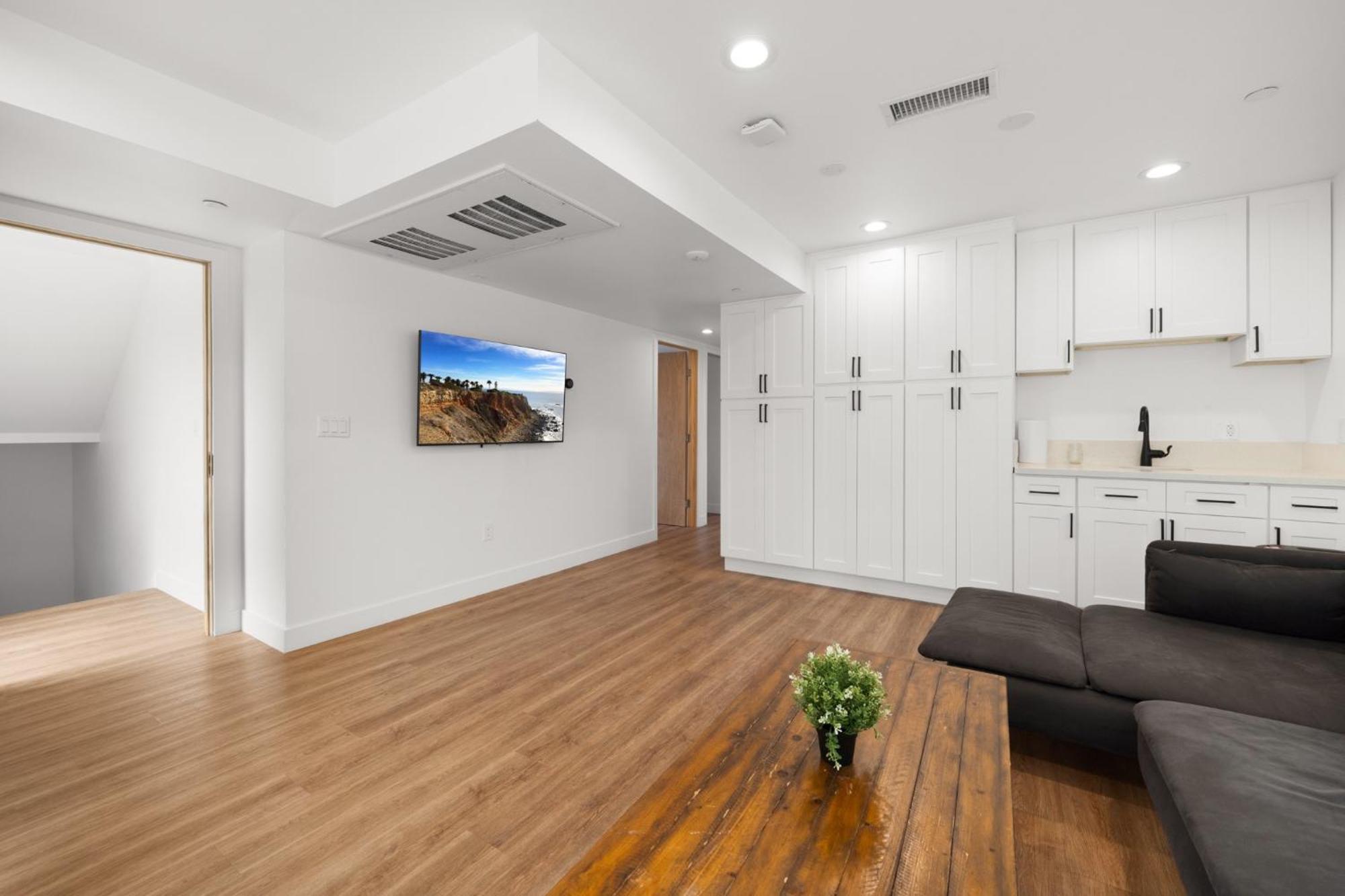Charming Urban Retreat Near Usc In La- Private Room With Share Living Room With Kitchen - Los Angeles, Los Angeles