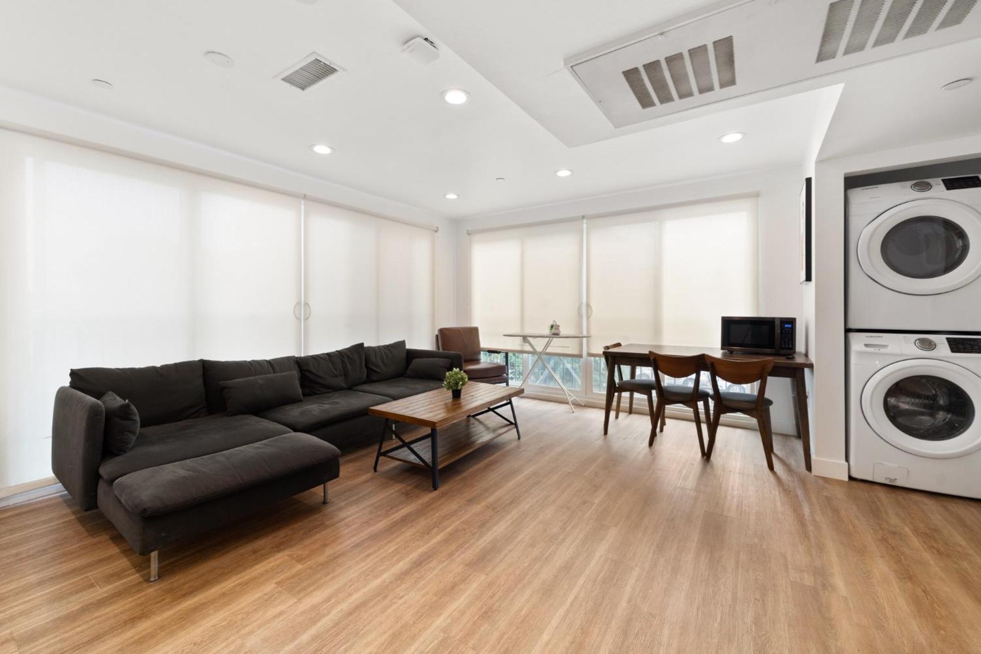 Charming Urban Retreat Near Usc In La- Private Room With Share Living Room With Kitchen - Los Angeles — Photos 2